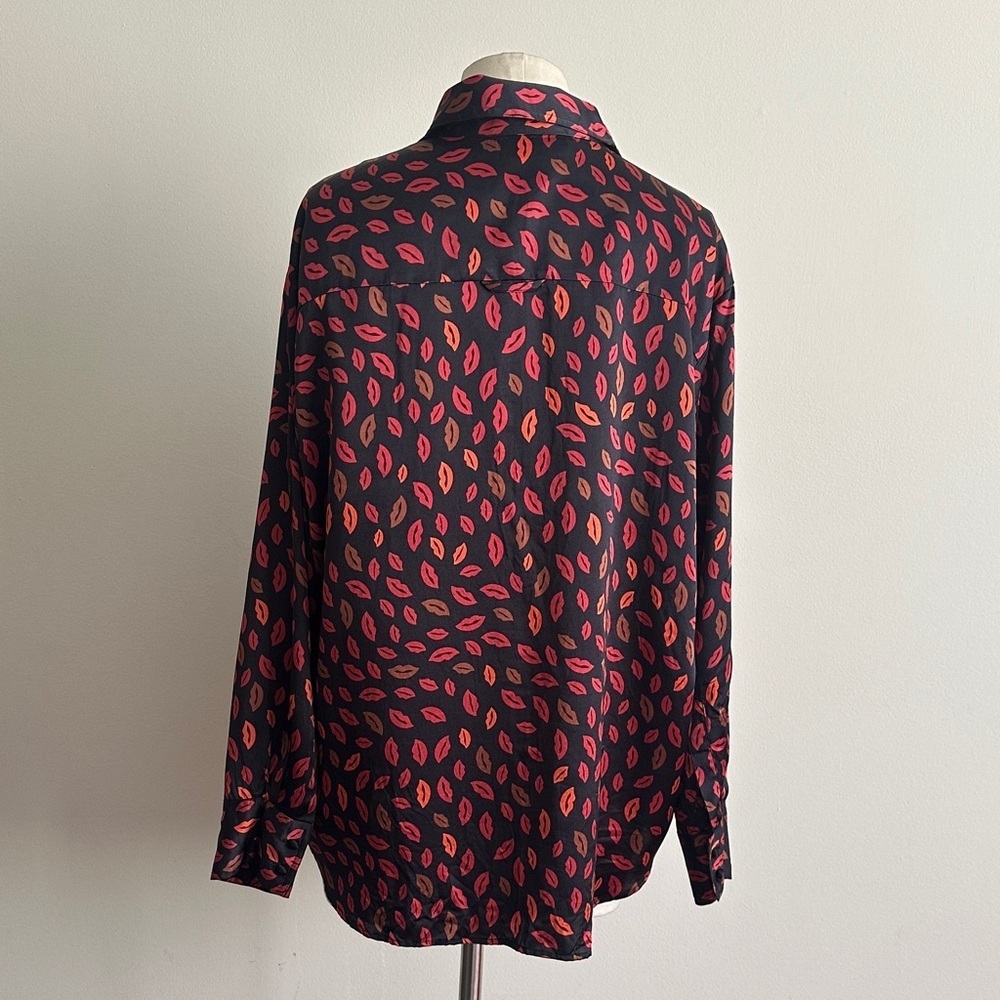 Johnny Was Zamora Boxy Charmeuse LIPS Button Down SILK Blouse sz Medium - Picture 6 of 7
